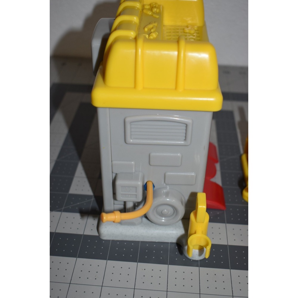 Fisher Price Little People 2002‎ CAR WASH GAS PUMP Garage Town Building Service - Picture 7 of 14